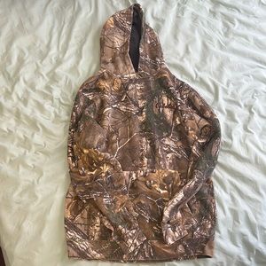 Cabela’s mens sweatshirt. Worn once and no flaws or damage. Men’s medium M REG/.